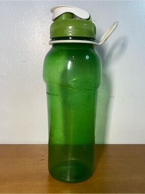 Rubbermaid Green 32 oz Plastic Water Bottle 7M22 Chug Flip Top Lid W Finger Loop